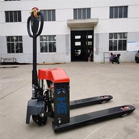 電動パレットジャッキの後ろを歩きます-